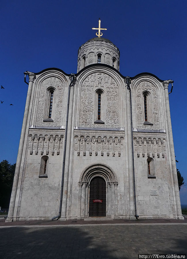 Дмитриевский собор украшенный необычными рельефами Россия