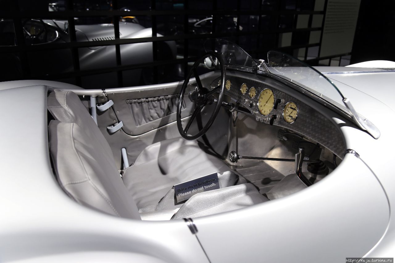 Выставочный центр и музей BMW. Вторая часть Мюнхен, Германия