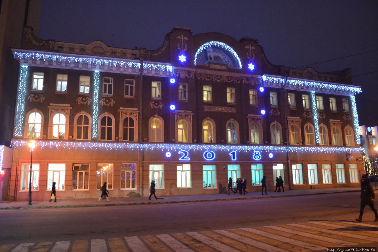 Город в предновогодней суете: Дед-Морозы, ёлки и яркие огни Саратов, Россия