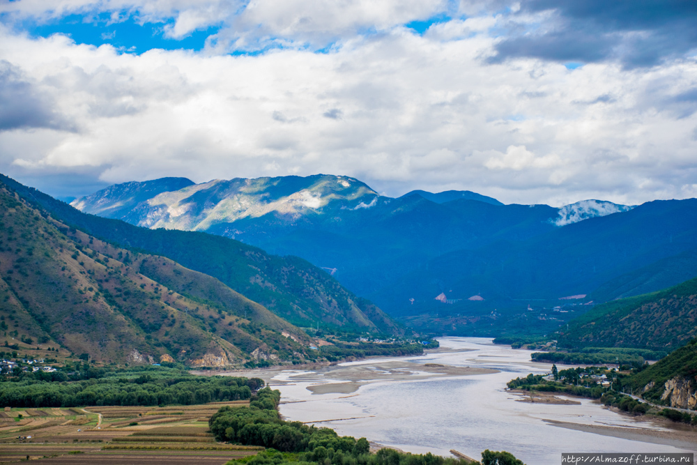 Первый Поворот реки Янцзы Шигу, Китай