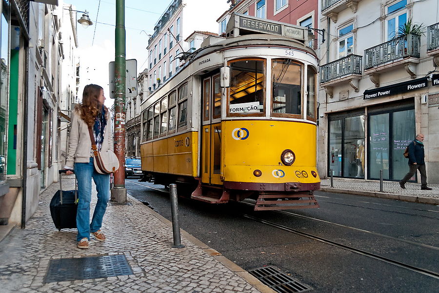 Особый колорит городу добавляют исторические трамваи. Катаясь на них, можно без малейших усилий почувствовать себя, в ушедшем из других стран и городов, золотом веке. Лиссабон, Португалия