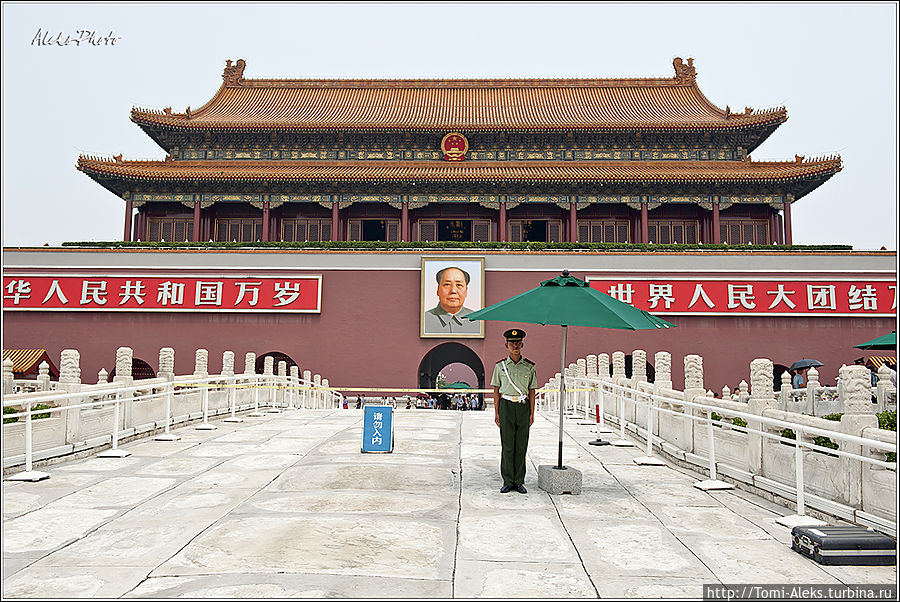 Трибуны, с которых видна самая большая площадь мира. Конечно же — портрет Кормчего — великого Мао...
*