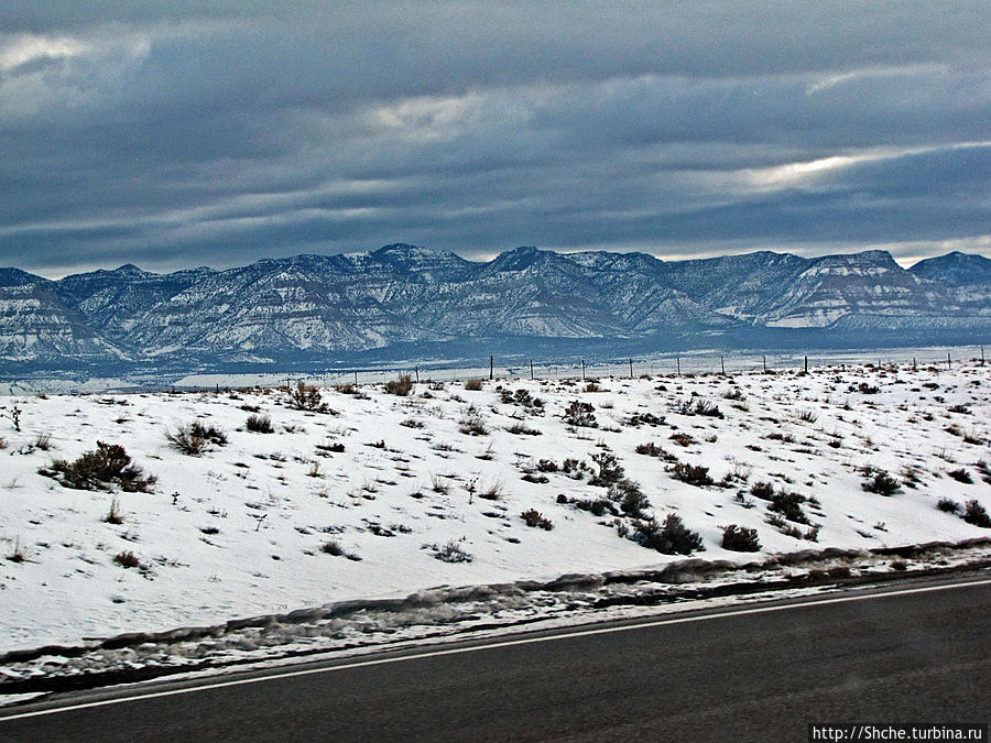 Суровые пейзажи северовосточной  Юты. Зимой по штату на авто Штат Юта, CША