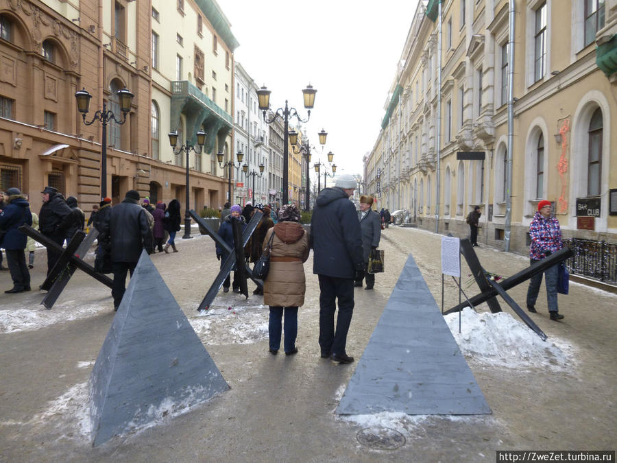 Такие противотанковые надолбы стояли и на окраинных, и на центральных улицах Ленинграда. Ленинградцы были готовы к штурму города и к уличным боям и собирались защищать свой город до последней капли крови. Санкт-Петербург, Россия