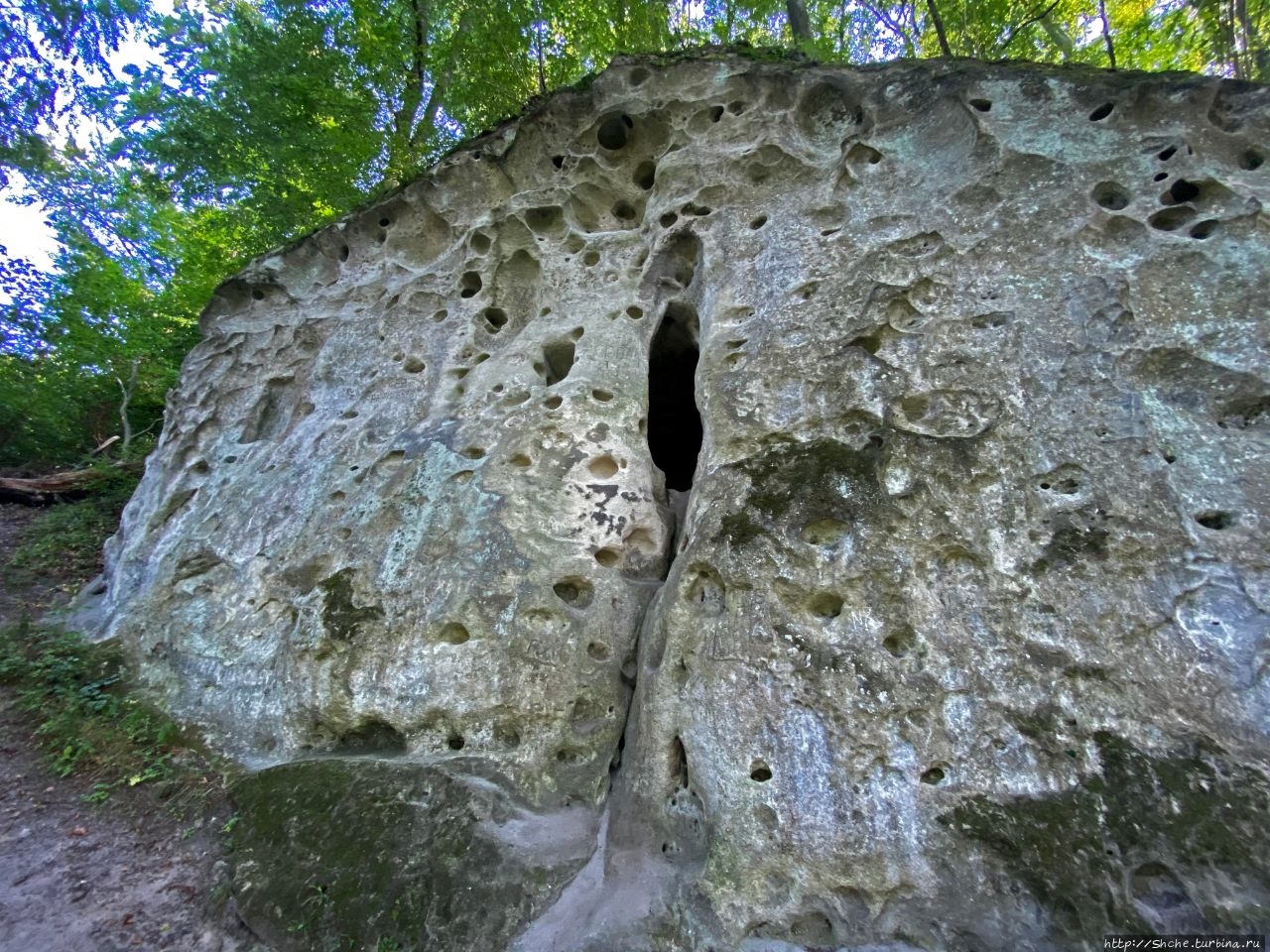 Скала с тремя пещерами Илов, Украина