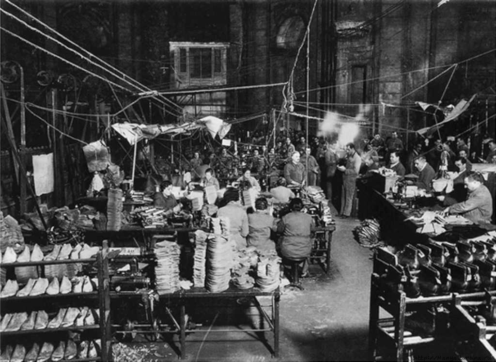 Фото 1932 г. Обувная мастерская, размещенная в стенах церкви Энграсия. Из интернета