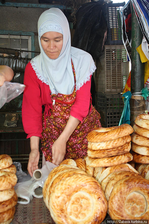 Хлеба. Лепешки на молоке самые вкусные, дорогие и красивые. Бишкек, Киргизия