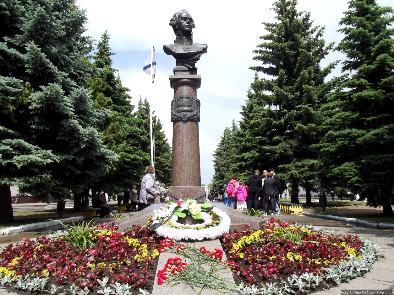Музей расположен рядом с памятником адмиралу Ушакову на Ушаковском бульваре в Рыбинске Рыбинск, Россия
