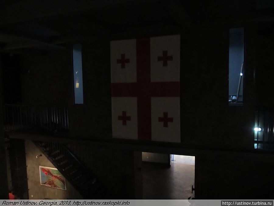 Над входом в музей — флаг независимой Грузии.