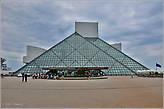 Пирамида, оказывается, — очень популярный мотив в архитектуре... На площади у музея...
*