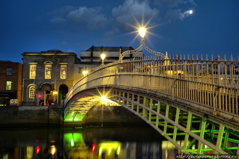 Ha’penny bridge с левого берега Дублин, Ирландия