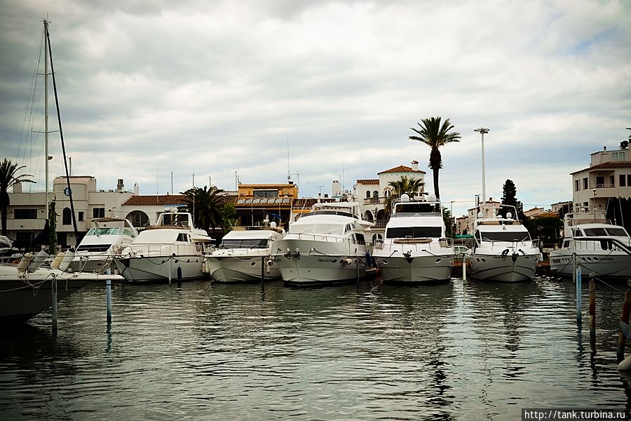 Главное отличие Эмпориа Бравы от многочисленных курортных городишек средиземноморья, это огромное число искусственных каналов. Город весь испещрен каналами и гаванями, на которых пришвартовано огромное количество всевозможных плавательных средств. Эмпуриабрава, Испания