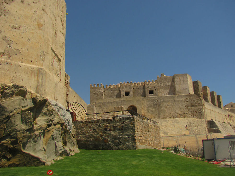 Арабский замок Guzman el Bueno, построенный в Х веке для защиты города. Сюда мы не попали, потому что началась сиеста, а мы не могли ждать. Тарифа, Испания