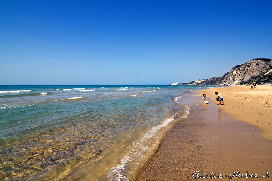 Сейчас, в начале лета, пляж еще почти пустой и спокойный. Но в августе народу здесь будет очень много))) Сицилия, Италия