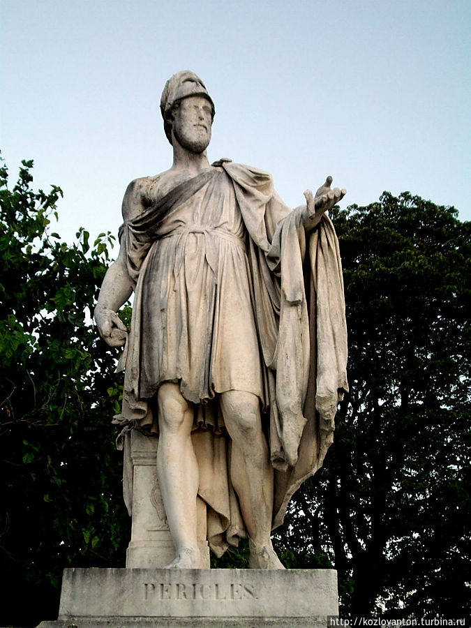 Статуя большого Карэ Перикл, раздающий венки художникам Жана-Батиста Дебе. Мрамор. 1833 г. Париж, Франция