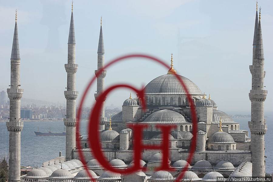 Вид на Голубую мечеть через стекло террасы отеля Golden Horn, Sultanahmet. Стамбул, Турция