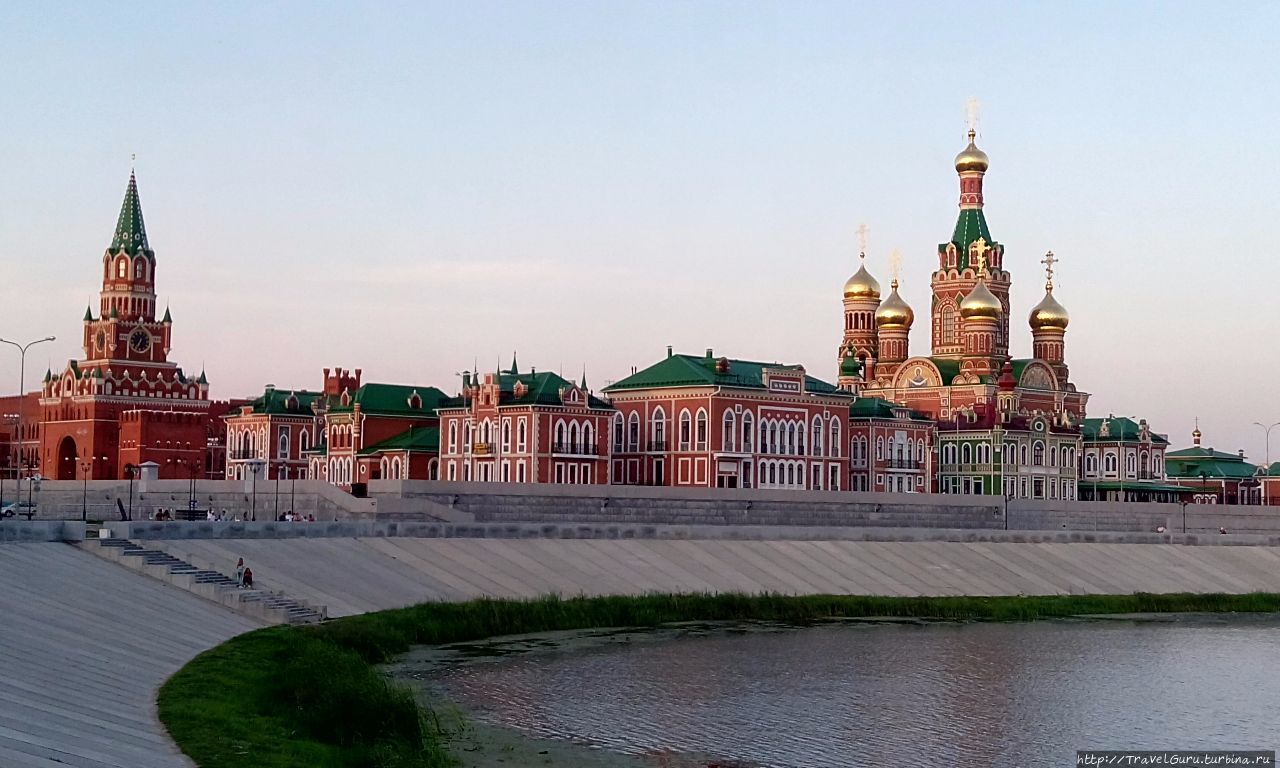 Слева на фото копия московской Спасской башни с часами и курантами Йошкар-Ола, Россия