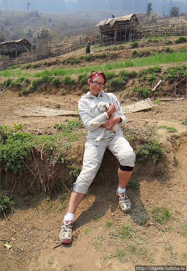 Всем хотелось тоже потискать плюшевую овечку, поддалась соблазну и я, взяв на руки маленький беленький комочек, слившийся воедино с меховой курточкой Госайкунд, Непал