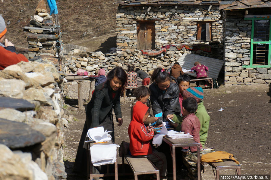 Учительница   и  ее  ученики. Покхара, Непал