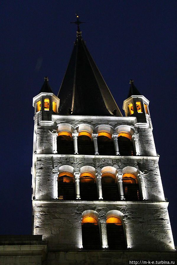 Церковь Нотр Дам на одноименной площади Анси, Франция