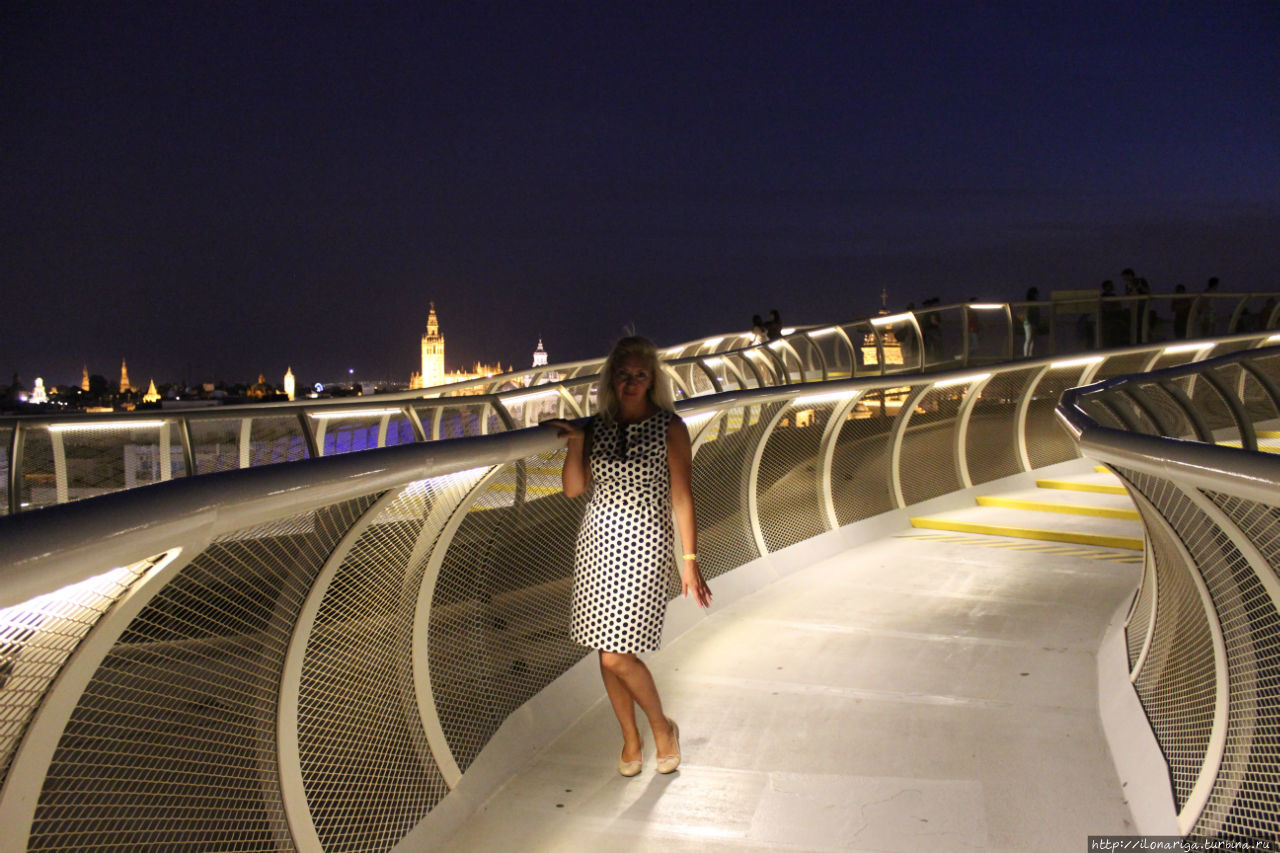 Платье в горошек мне отдала моя родственница. Когда я его увидела у нее, сказала: Когда оно тебе надоест, отдашь мне А перед Андалусией, куда никак нельзя без платья в горошек, она привезла его мне со словами: На, забирай уже!:)))