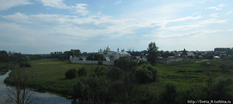 Вид на Покровский монастырь