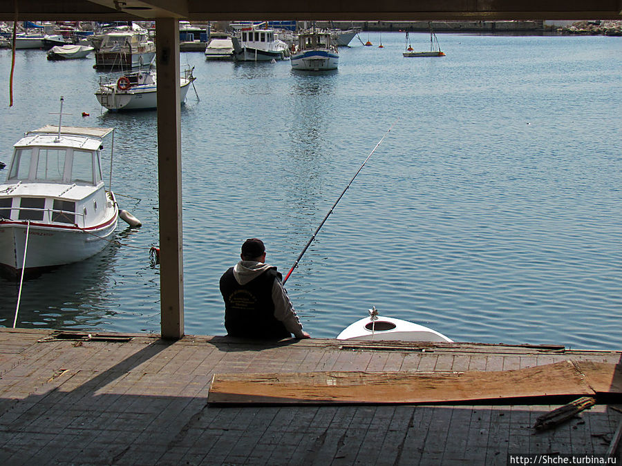 настоящий рыбак и на берегу — рыбак Пирей, Греция