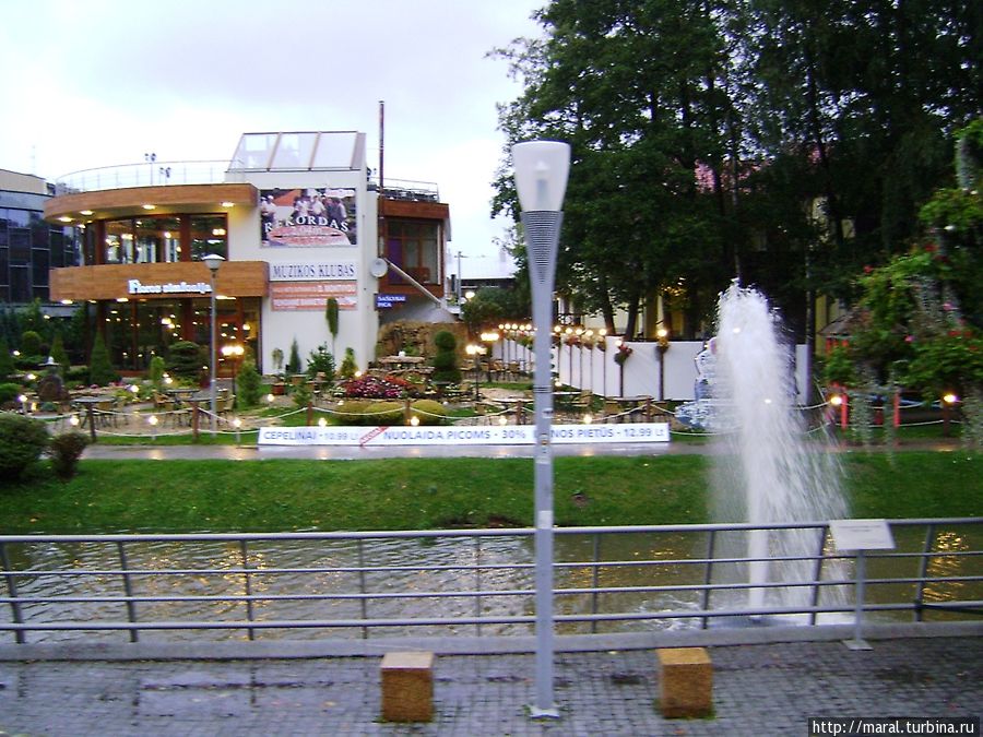Паланга_Среди обилия воды дождливым вечером радостно журчит фонтан Литва