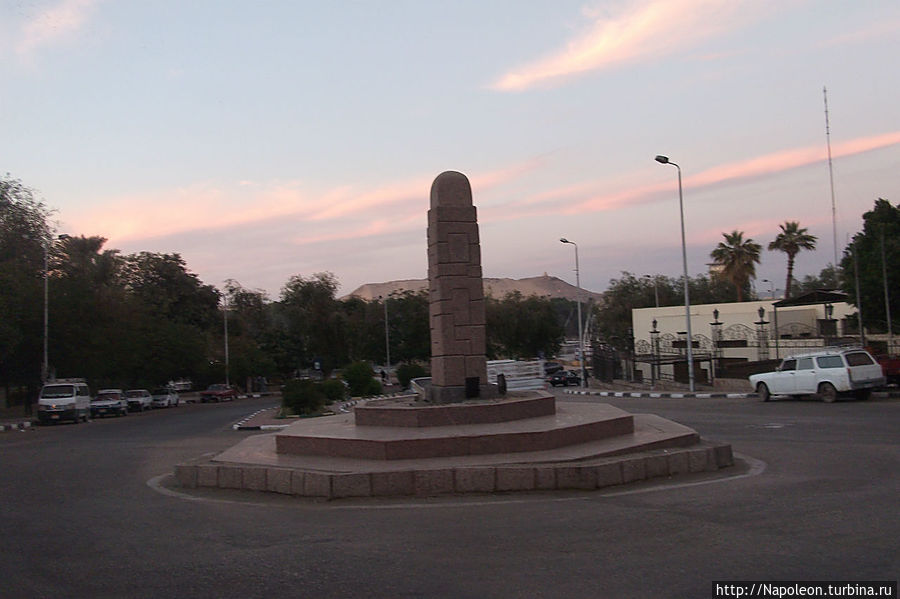 напротив врат памятник непонятного свойства Асуан, Египет