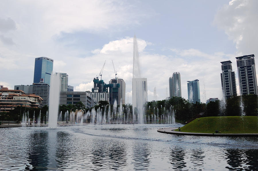 Фонтаны в парке у башен-близнецов Petronas Куала-Лумпур, Малайзия