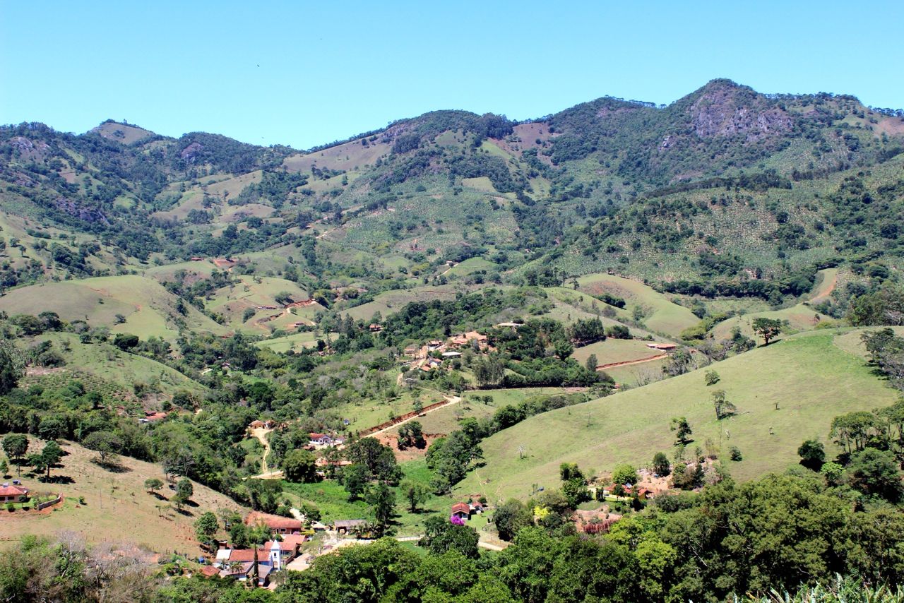 Вид с Pedra do Cruzeiro на посёлок Atrás da Pedra (В тылу горы), откуда начинался наш первый пешеходный маршрут. Гонсалвис, Бразилия