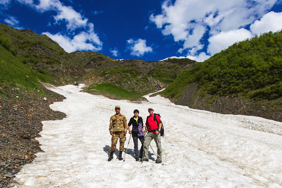 Этим местом оказался снежник.. Красота:)
Я спросил пограничника — не могли бы вы нас втроем сфотографировать, на что он ответил — не вопрос, и встал рядом с ребятами:) Неудобно было объяснять, что я имел ввиду не совсем это, так что вот фото с пограничником:)