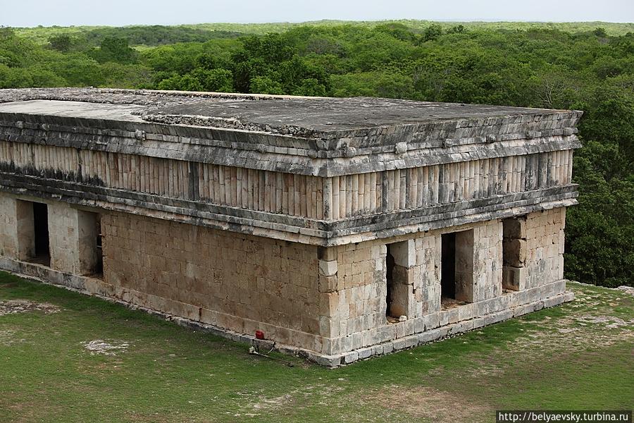 Храм (или дом) Черепах (Templo de las Tortugas), который получил свое название по орнаменту вдоль верхней части здания, выполненному в виде черепах. Ушмаль, Мексика