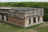 Храм (или дом) Черепах (Templo de las Tortugas), который получил свое название по орнаменту вдоль верхней части здания, выполненному в виде черепах.