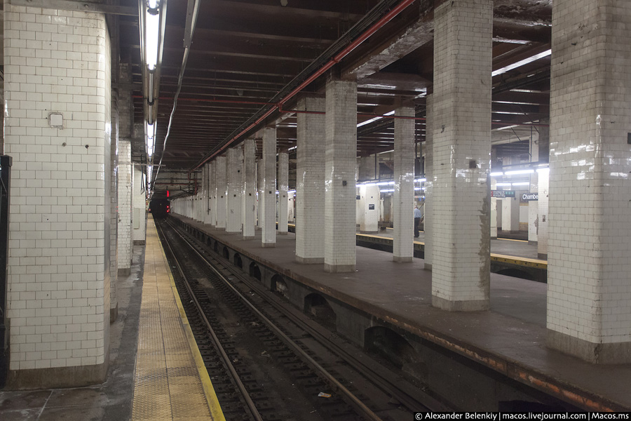 А ещё нью-йорское метро буквально кишит крысами. Конечно, они не двухметровые, как в московской подземке, а обычные, маленькие. На этой станции я встретил парочку, но в кадр они не попали. Нью-Йорк, CША
