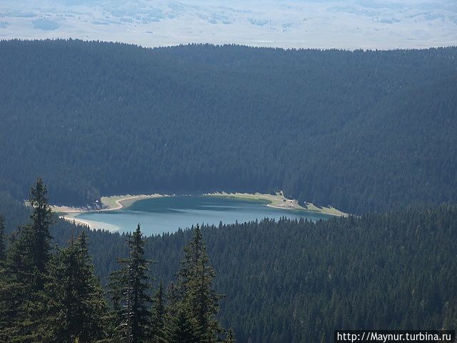 Черное озеро.Склоны гор, окружающих озеро, покрыты густым лесом, создавая темную тень на воде. Отсюда и название озера.