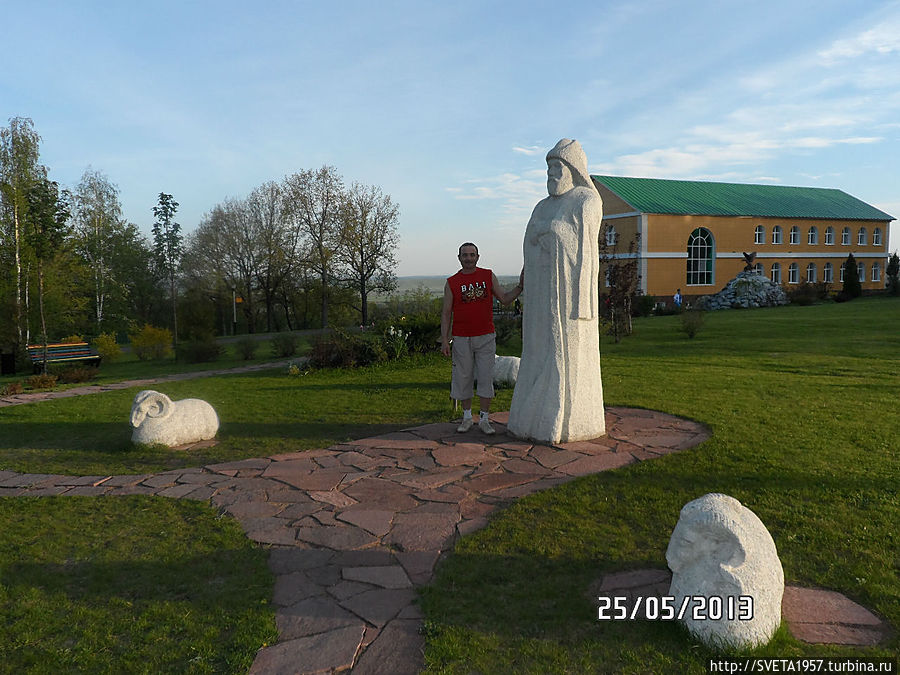 Пастухи выпасали скот на отрогах горы...