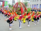 Юные танцоры вокруг модели одного из новых символов Новосибирска — Бугринского моста, созданного московскими мастерами цветочного дизайна Анастасии Шехериной и Натальи Жижко.