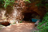 Пещера и алтарь внутри