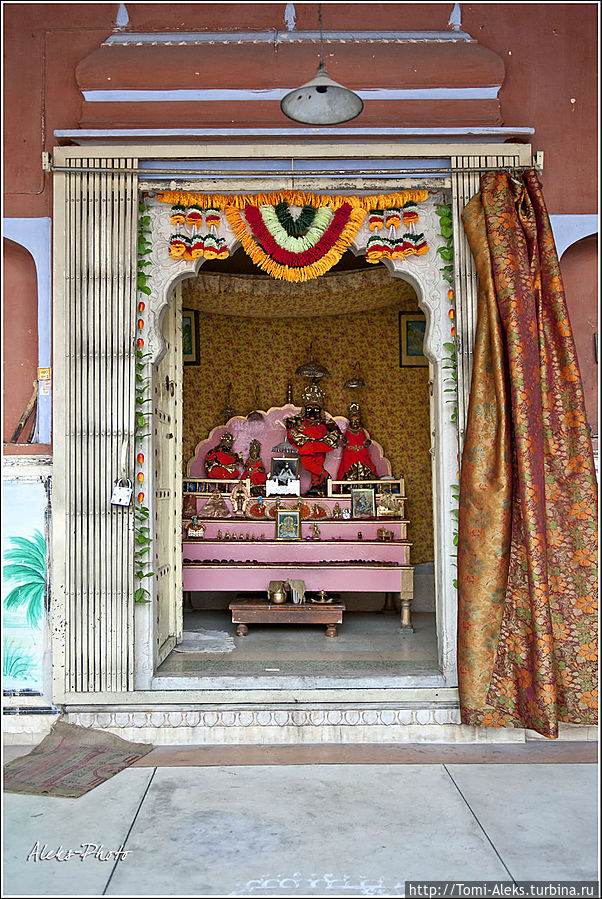 После того, как я пофоткал башню, нас потащили смотреть на кришнаитский алтарь...
* Джайпур, Индия