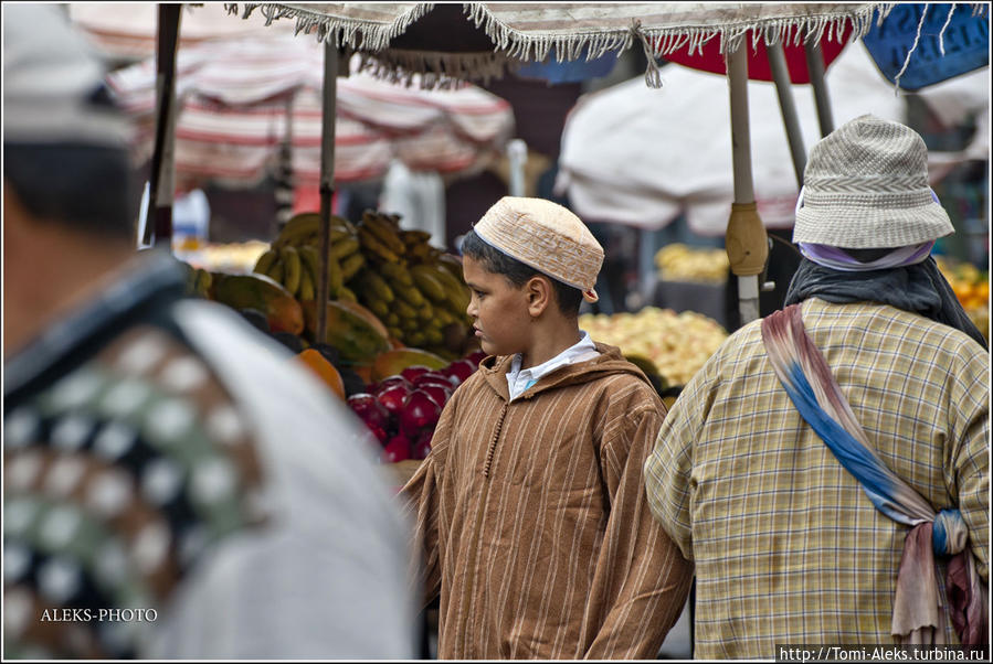 Одно из любимых одеяний марокканцев — джелябы — это такие кафтаны с капюшоном. А на ноги одевают бабуши — тапочки из кожи. Ну, и часто можно увидеть типичную для мусульман тюбетейку... Мальчики практически всегда острижены коротко. Длинноволосых я практически не видел... Эль-Джадида, Марокко