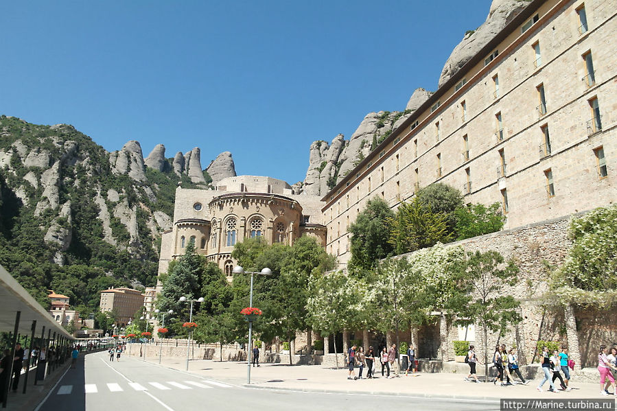 Монастырь в причудливых горах Монастырь Монтсеррат, Испания