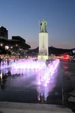 На площади Кванхвамун за Сити-холлом — памятник легендарному адмиралу Ли Сунсиню (1545-1598), не проигравший ни одного сражения японцам...