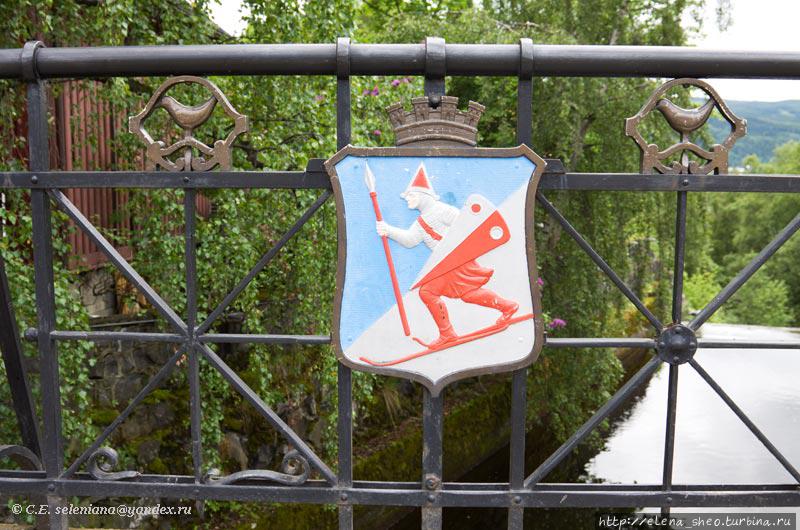 12. Через неё проложен мост с перилами, которые украшает герб Лиллехаммера. Лиллехаммер, Норвегия