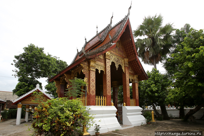 Большая часовня на территории храмового комплекса Ват Сене Сук Харам с фигурой стоящего Будды. Фото из интернета