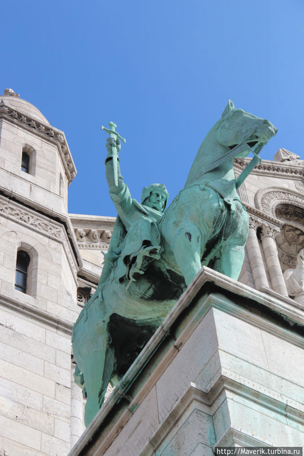 По обеим сторонам портика расположены конные статуи  Людовика Святого и Жанны д’Арк, двух наиболее дорогих французам исторических личностей. Париж, Франция