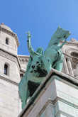 По обеим сторонам портика расположены конные статуи  Людовика Святого и Жанны д’Арк, двух наиболее дорогих французам исторических личностей.