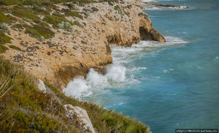 Скалистый берег и прибой Средиземного Ситжес, Испания