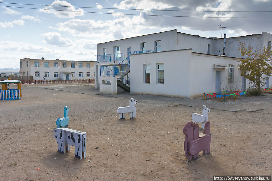 Посёлок Баянлиг, детский сад. Баран, лошадка, верблюд,  корова, коза Южно-Гобийский аймак, Монголия