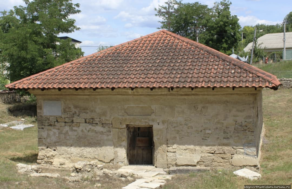 Странная надпись над входной дверью не расшифрована по сей день.